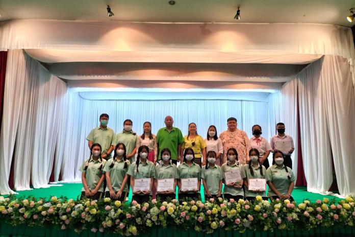 มอบเกียรติบัตรให้กับนักเรียนคนเก่งภาษาจีน ที่ได้รับรางวัลการแข่งขันศิลปหัตถกรรมนักเรียนระดับเขตพื้นที่การศึกษา ครั้งที่ 70 ปีการศึกษา 2565