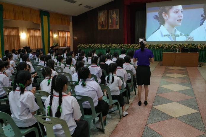 นักเรียนชั้นประถมศึกษาปีที่ 5 โรงเรียนมัธยมวิทยา ได้เข้าร่วมกิจกรรมสวดมนต์หมู่ทำนองสรภัญญะ ซึ่งจัดขึ้นโดยกลุ่มสาระสังคมศึกษา ศาสนา และวัฒนธรรม ณ ห้องประชุมยกส่าย