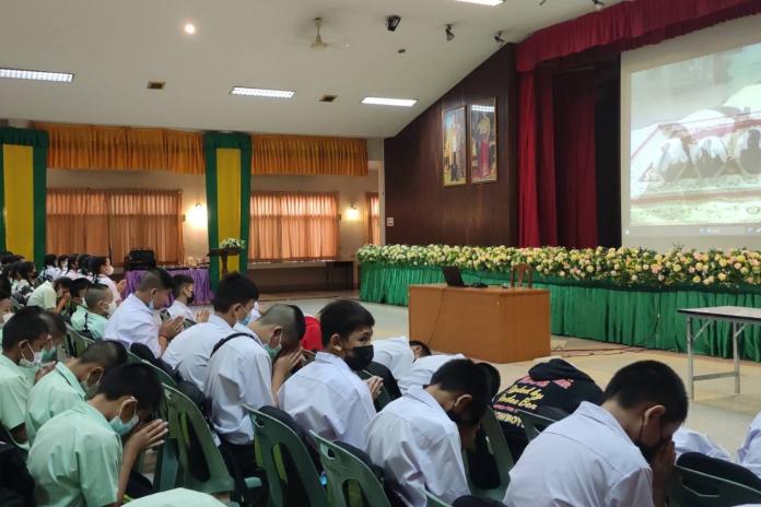 นักเรียนชั้นประถมศึกษาปีที่ 6 โรงเรียนมัธยมวิทยา ได้เข้าร่วมกิจกรรมสวดมนต์หมู่ทำนองสรภัญญะ ซึ่งจัดขึ้นโดยกลุ่มสาระสังคมศึกษา ศาสนา และวัฒนธรรม ณ ห้องประชุมยกส่าย