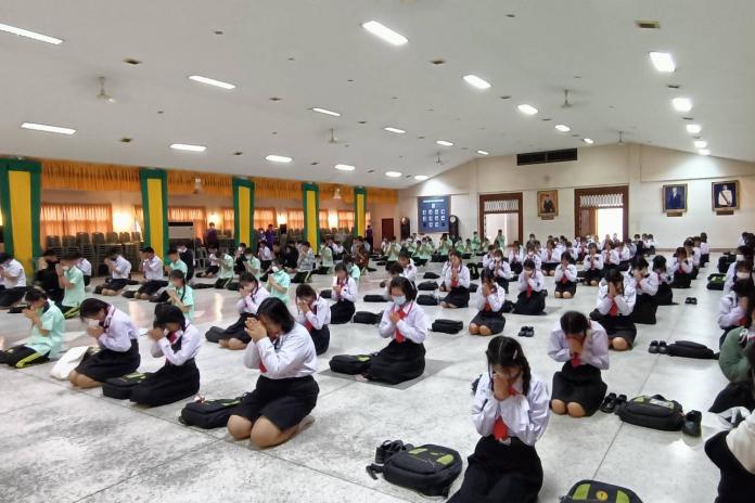 กิจกรรมยามเช้าวันนี้ ในวัน อังคารที่ 20 มิถุนายน 2566 เวลา 08.00 น. นักเรียนชั้นมัธยมศึกษาปีที่ 4 เข้าร่วมกิจกรรมสวดมนต์หมู่ทำนองสรภัญญะ