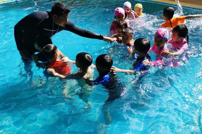 กิจกรรมยามเช้าวันนี้ เรามาดูเด็กๆ อนุบาล 2 เรียนว่ายน้ำกับครูบีกันค่ะ วันนี้ครูบีสอนในเรื่องของทักษะการทรงตัวในน้ำ มีกิจกรรมให้เด็กๆช่วยกันเก็บลูกบอลในน้ำ