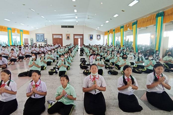 กิจกรรมเช้าวันใหม่กับกิจกรรมสวดมนต์หมู่ทำนองสรภัญญะ ในวันพฤหัสบดีที่ 13 กรกฎาคม 2566 นะคะ เวลา 08.30 น. นักเรียนชั้นมัธยมศึกษาปีที่ 3 เข้าร่วมกิจกรรมสวดมนต์ ณ ห้องประชุมยกส่าย
