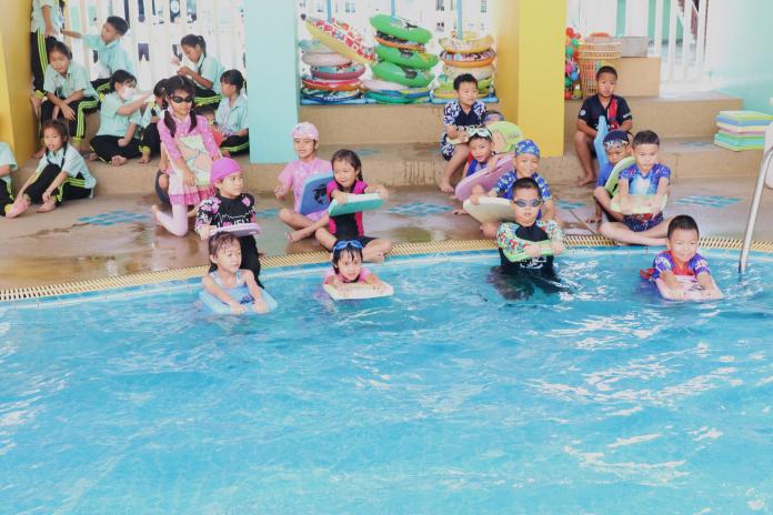 กิจกรรมบ่ายนี้ ไปดูเด็กๆชั้นประถมศึกษาปีที่ 2/1 เรียนว่ายน้ำกับครูบีกันค่ะ เด็กๆตั้งใจเรียนกันมากเลยนะคะ