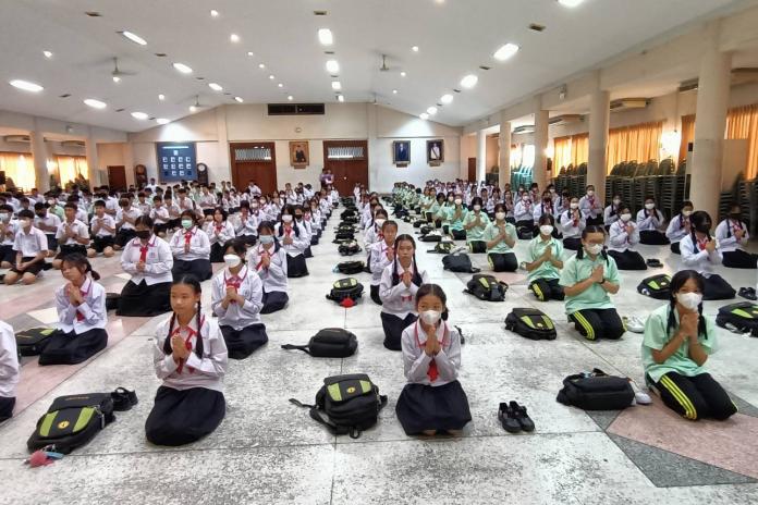 กิจกรรมสวดมนต์หมู่ทำนองสรภัญญะ ในวันนี้ เวลา 08.30 น. ค่ะ นักเรียนชั้นมัธยมศึกษาปีที่ 2 เข้าร่วมกิจกรรมสวดมนต์สรภัญญะ ณ ห้องประชุมยกส่าย โรงเรียนมัธยมวิทยา