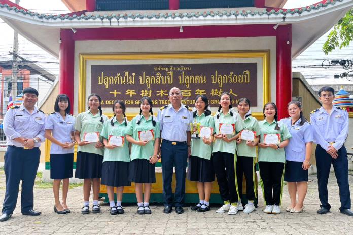 กิจกรรมมอบเกียรติบัตร หน้าเสาธง ในเช้าวันจันทร์ที่ 21 สิงหาคม 2566 ขอแสดงความยินดี กับนักเรียนที่ได้รับรางวัลชนะเลิศอันดับ 3