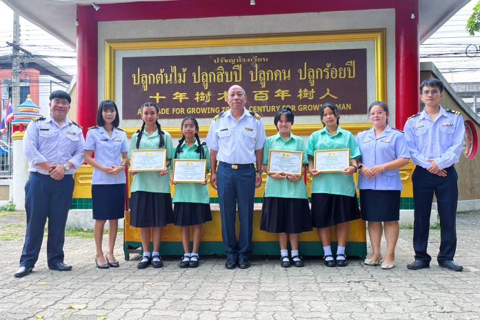 กิจกรรมมอบเกียรติบัตร หน้าเสาธง ในเช้าวันจันทร์ที่ 21 สิงหาคม 2566 ขอแสดงความยินดี ???? กับนักเรียนที่ได้รับรางวัลชนะเลิศ ???????? จากการแข่งขันตอบปัญหากฎหมายวันรพี ประจำปี 2566