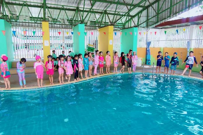 กิจกรรมภาคบ่ายวันนี้ เรามาดูเด็กๆนักเรียนชั้นประถมศึกษาปีที่ 1/2 เรียนว่ายน้ำกับครูบีกันค่ะ ยิ่งช่วงบ่ายๆอากาศร้อนๆ เด็กๆได้ว่ายน้ำกัน ช่วยให้ผ่อนคลายดับร้อน ดีใจกันสุดๆเลยค่ะ