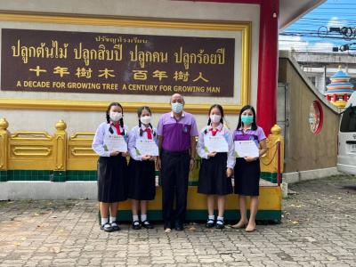 ท่านผู้อำนวยการ ว่าที่ร้อยตรีวสุไชย ชูวงศ์​  มอบเกียรติ​บัตร​ ให้ตัวแทนนักเรียนระดับชั้นมัธยมศึกษาปีที่ 5/1และ ม.5/2 โรงเรียนมัธยมวิทยา