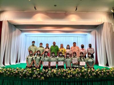 มอบเกียรติบัตรให้กับนักเรียนคนเก่งภาษาจีน ที่ได้รับรางวัลการแข่งขันศิลปหัตถกรรมนักเรียนระดับเขตพื้นที่การศึกษา ครั้งที่ 70 ปีการศึกษา 2565