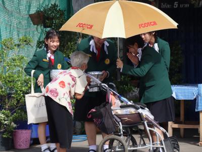 พิธีแห่เทียนพรรษา เนื่องในวันสำคัญทางพระพุทธศาสนา วันเข้าพรรษา