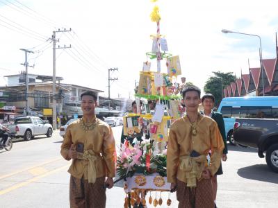 พิธีแห่เทียนพรรษา เนื่องในวันสำคัญทางพระพุทธศาสนา วันเข้าพรรษา