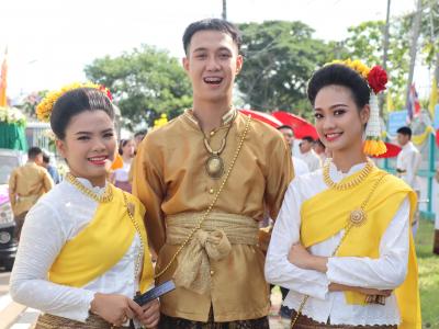 พิธีแห่เทียนพรรษา เนื่องในวันสำคัญทางพระพุทธศาสนา วันเข้าพรรษา