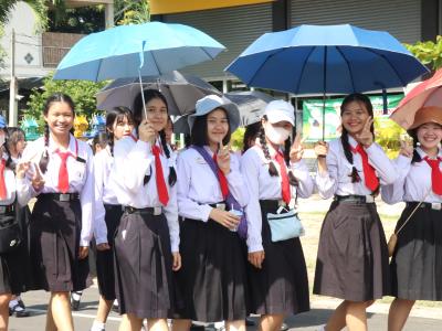 พิธีแห่เทียนพรรษา เนื่องในวันสำคัญทางพระพุทธศาสนา วันเข้าพรรษา