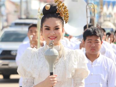 พิธีแห่เทียนพรรษา เนื่องในวันสำคัญทางพระพุทธศาสนา วันเข้าพรรษา