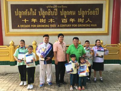 แสดงความยินดีกับนักเรียนที่ชนะในการแข่งขันกีฬาเทควันโด